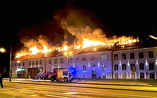 Trwa szacowanie strat po pożarze w dawnym szpitalu w Ełku. „Dach spłonął momentalnie”